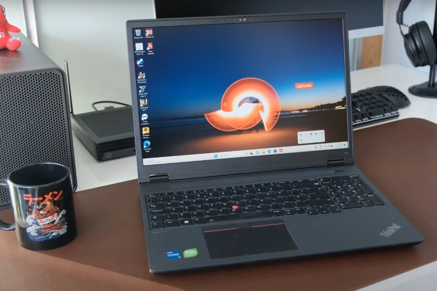 Vỏ chiếc laptop Lenovo này được làm từ chất liệu PC-ABS