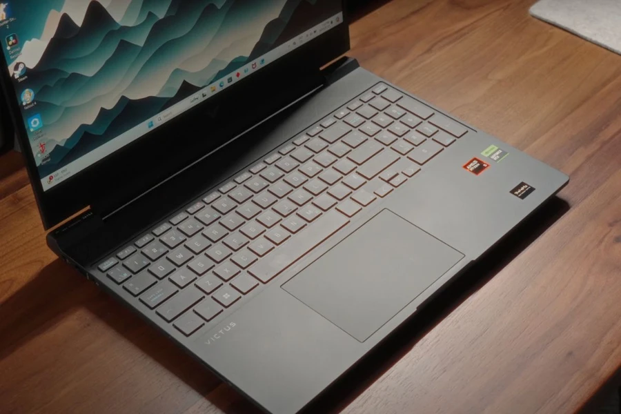 Trải nghiệm bàn phím và touchpad trên HP Victus 15 2024