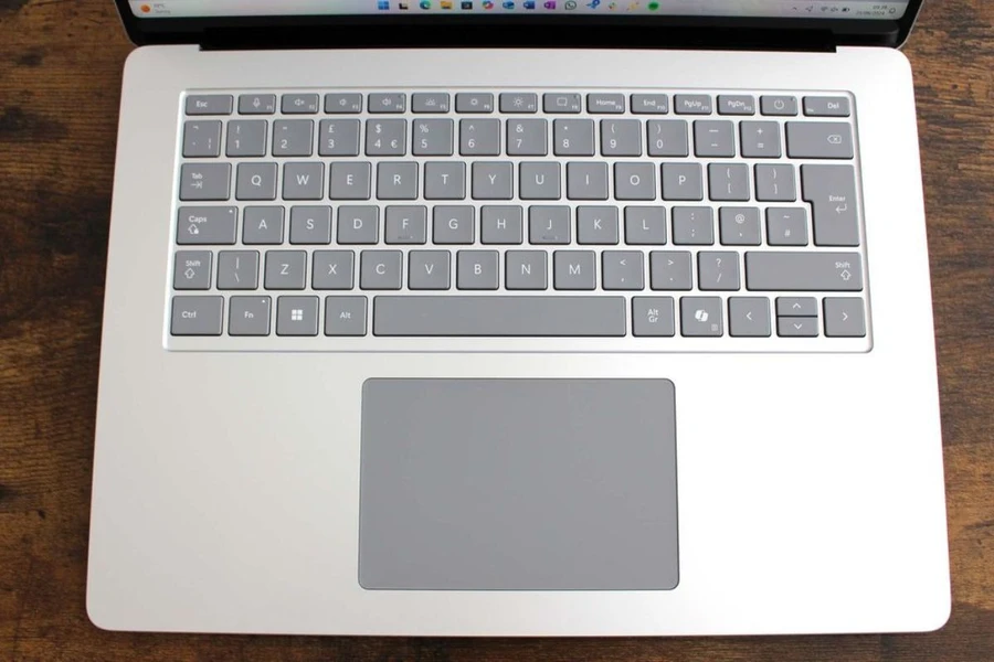 Trải nghiệm bàn phím và touchpad trên Microsoft Surface Laptop 7
